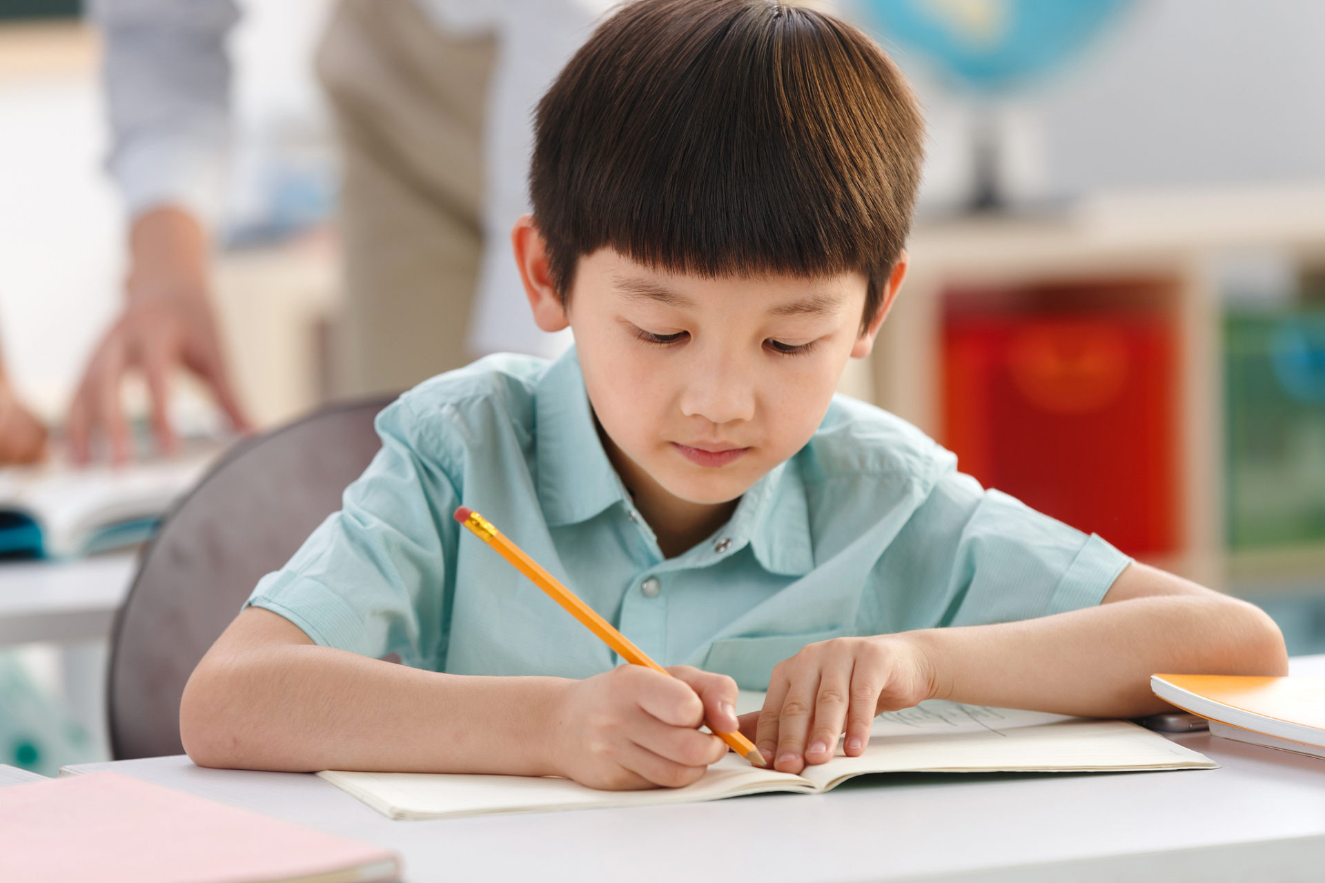 作业拖沓非孩子错,时间教育需家长助力!让我们共同培养高效学习习惯