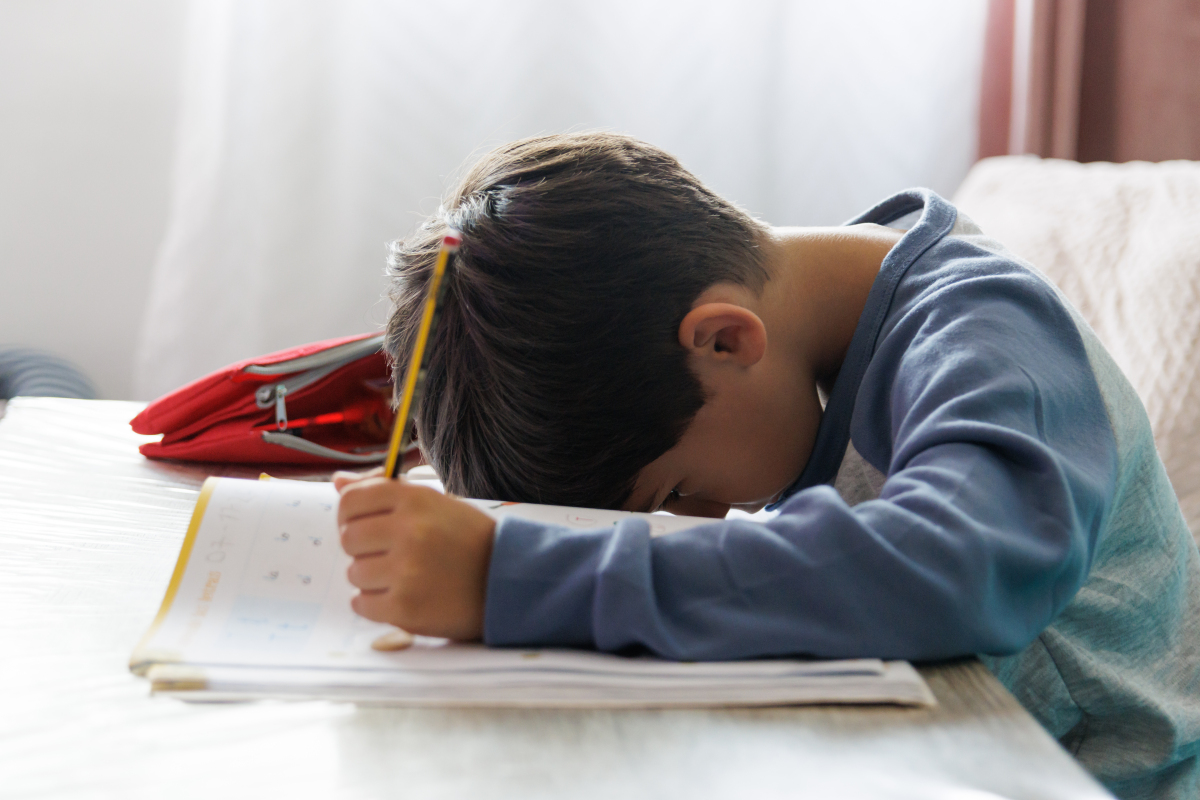 作业餐桌战‘拖延’:青少年新挑战,家长支招来破局